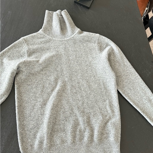 Uniqlo Light Gray Turtleneck Sweater - Picture 1 of 6